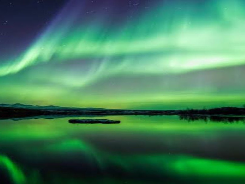 Paisagem da aurora austral no céu sobre a Estação Antártica de